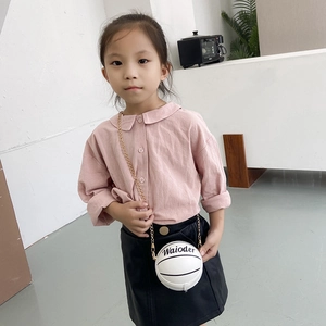 Mädchen Mode-Set mit rosa Langarmhemd, schwarzem Rock und Basketball-Kettentasche