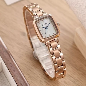Montre vintage carrée pour femme en or rose avec cadran élégant en nacre blanche et acier