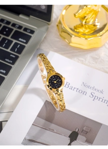 Détail de la montre luxe GEDI dorée avec cadran noir dans un décor de bureau élégant