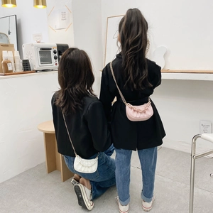 Sacs à bandoulière assortis mère-fille avec chaînes en résine en rose et blanc élégant