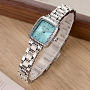 Montre carrée élégante en acier avec cadran bleu clair et texture soleil raffinée