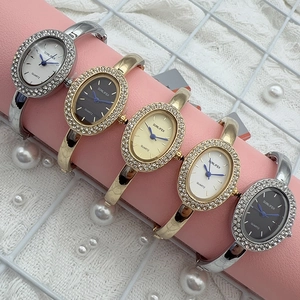 Vue détaillée de montres joncs ovales avec lunette diamantée et cadrans colorés pour femmes