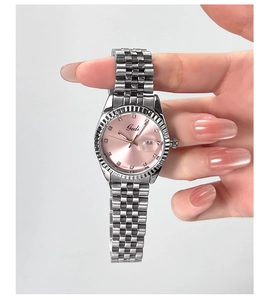 Dettaglio orologio donna con quadrante rosa a raggio di sole, cristalli e lente data