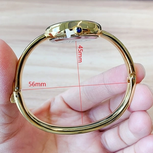 Montre bracelet en or avec couronne en saphir bleu et diamètre intérieur 56 mm