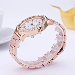 Elegante roségoldene Damen-Quarzuhr mit Diamantlünette und römischen Ziffern am Metallband