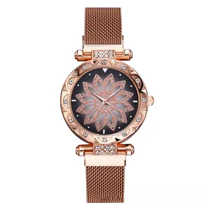Détails du bracelet de montre en maille or rose avec fermeture aimantée et ornements