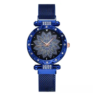 Détail du cadran bleu avec motif floral en strass et bracelet en maille milanaise