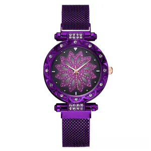 Détail de la montre à quartz à cadran fleuri violet avec lunette en strass et maille
