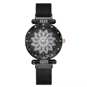 Détail d'une montre à quartz pour femme avec cadran lotus diamanté et bracelet aimanté