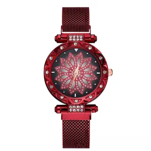 Gros plan sur la montre rouge à bracelet magnétique et cadran fleuri strass