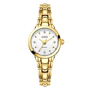 Montre-bracelet dorée pour femme avec cadran blanc et index sertis de cristaux brillants