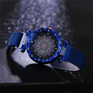 Vue détaillée de montre femme bleue avec cadran floral diamanté et bracelet milanais