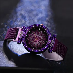 Macro du bracelet en maille milanaise violette et lunette diamant sur cadran à fleurs