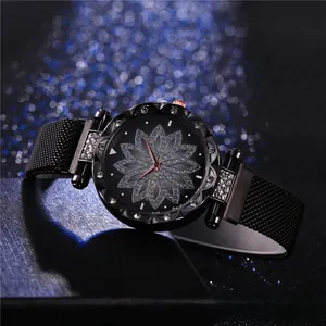 Détail de la montre à quartz avec bracelet milanais magnétique et cadran à fleurs serti