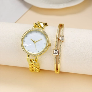 Coffret montre femme dorée avec lunette en cristal et bracelet géométrique serti de strass