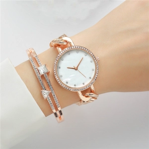 Montre femme en or rose avec lunette en zircone et ensemble de bracelet jonc assorti