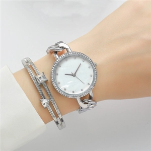 Vue macro d'une montre à quartz argentée avec strass et son bracelet assorti