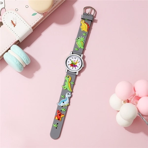 Détail de montre enfant à quartz avec bracelet dinosaure 3D sur fond rose pastel