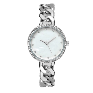 Détail d'une montre à chaîne argentée avec cadran en nacre et lunette en strass
