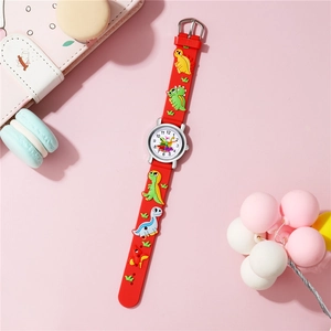 Gros plan d'une montre rouge pour enfants avec bracelet en silicone dinosaure 3D ludique