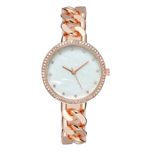 Montre femme élégante en or rose avec lunette en strass et cadran marbre blanc sur gourmette