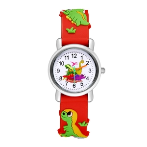 Détail de la montre enfant en silicone rouge avec motif dinosaure 3D et cadran clair
