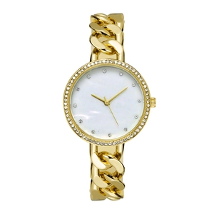 Détail de montre bracelet dorée pour femme avec lunette en cristal et cadran en nacre