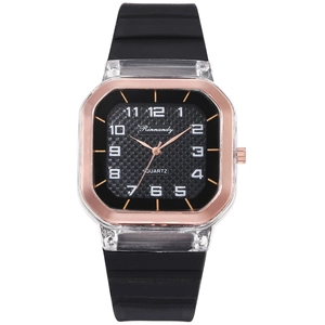 Détail d'une montre à quartz carrée avec cadran en carbone et bracelet silicone