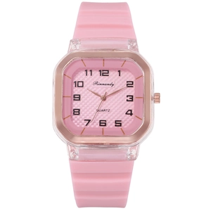 Détail du bracelet en silicone rose et montre à quartz carrée or rose avec cadran