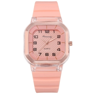Détail macro de la montre à quartz carrée rose avec texture tissée et bracelet silicone
