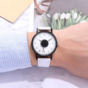 Orologio al quarzo di moda con cinturino in pelle PU bianca e quadrante nero girevole