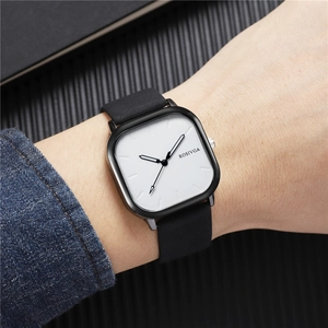 Montre business pour hommes avec cadran carré et bracelet en cuir noir au poignet