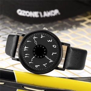 Orologio al quarzo minimalista con cinturino in pelle nera e numeri arabi su sfondo sportivo