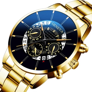 Gros plan d'une montre d'affaires dorée pour homme avec cadran dégradé bleu élégant