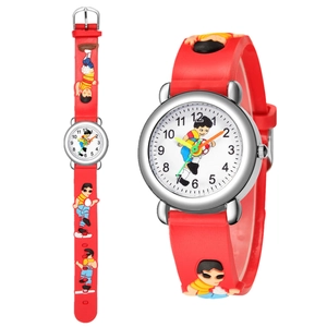 Gros plan d'une montre de sport rouge pour enfants avec motifs de football en 3D