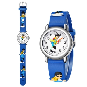 Détail de la montre de sport bleue enfant avec bracelet footballeur 3D et cadran