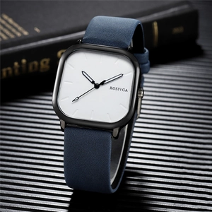 Gros plan d'une montre carrée minimaliste avec boîtier noir et bracelet en cuir bleu