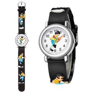 Détails d'une montre quartz pour enfants avec motif football et bracelet 3D en silicone