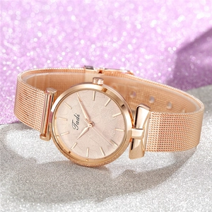 Montre femme élégante en or rose avec bracelet en maille et cadran motif feuille