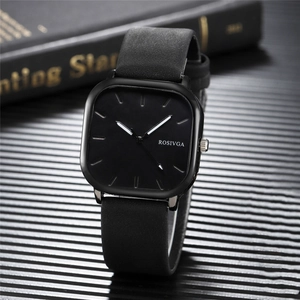 Détail du cadran carré noir mat avec index argentés et texture du bracelet en cuir
