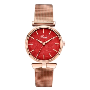 Montre élégante pour femme en or rose avec cadran rouge foncé et texture de feuille
