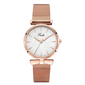 Montre quartz femme or rose avec cadran blanc à motif de feuilles et bracelet maille milanaise