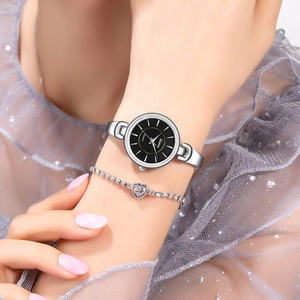 Montre à quartz argentée avec cadran noir et bracelet cristal coeur rose assorti au poignet