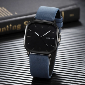 Vue détaillée du cadran noir carré avec index argentés et bracelet en cuir bleu