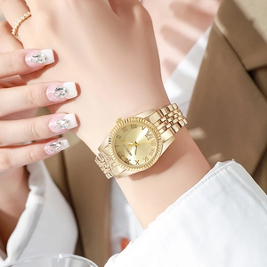Gros plan sur la montre dorée pour femme MODAFYA avec chiffres romains et bracelet à maillons