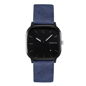 Détail du cadran carré noir avec index et bracelet en cuir bleu à grain croisé