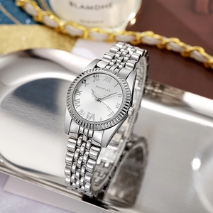 Montre quartz classique argentée pour femme avec bracelet à cinq maillons et lunette