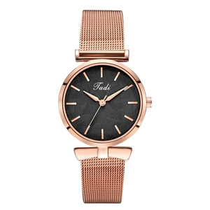 Détail de la montre à bracelet en maille or rose avec cadran noir à motif de feuilles