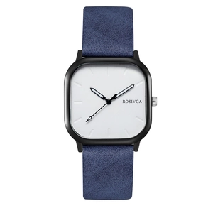Détail macro du cadran carré blanc avec bracelet en cuir bleu marine et boucle argent