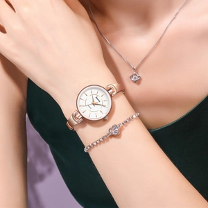 Montre à quartz en or rose avec collier pendentif cœur et bracelet en cristal